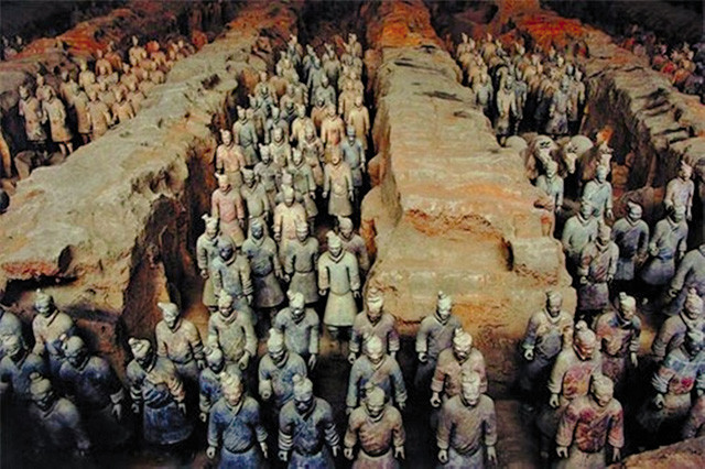 4. Hố chôn chiến binh đất nung và ngựa bị đốt cháy. Khi các nhà khảo cổ làm sạch hố của các chiến binh và ngựa bằng đất nung, họ nhận thấy có rất nhiều vết cháy. Trong lăng cũng có một diện tích đất lớn bị cháy.