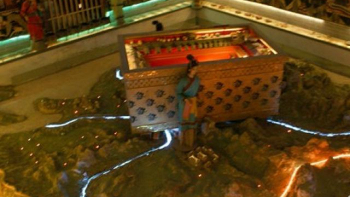 1. Quan tài của Tần Thủy Hoàng bằng đồng hay bằng gỗ? Sử gia Tư Mã Thiên chỉ để lại một ghi chép mơ hồ về việc thu thập tiền đồng ở đây. Vì vậy, một số học giả kết luận ban đầu rằng Tần Thủy Hoàng đã sử dụng quan tài bằng đồng.