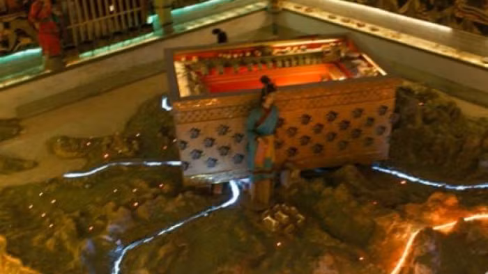 1. Quan tài của Tần Thủy Hoàng bằng đồng hay bằng gỗ? Sử gia Tư Mã Thiên chỉ để lại một ghi chép mơ hồ về việc thu thập tiền đồng ở đây. Vì vậy, một số học giả kết luận ban đầu rằng Tần Thủy Hoàng đã sử dụng quan tài bằng đồng.