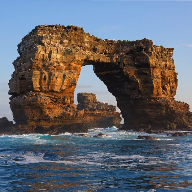 4. Vòm đá Darwin ở quần đảo Galápagos, Ecuador. Ngày 17/5/2021, vòm đá tự nhiên nổi tiếng được đặt tên theo nhà sinh vật học người Anh Darwin đã đổ sập giữa biển Thái Bình Dương.