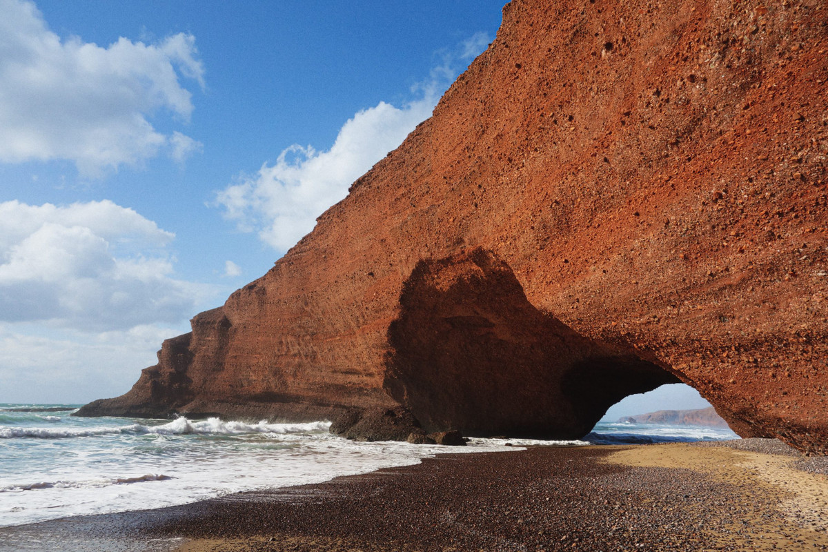 1. Vòm đá tại bãi biển Legzira, Morocco. Bãi biển Legzira Beach nằm trên bờ Atlantic, thuộc Morocco. Từ lâu nay, Legzira vẫn luôn là kì quan thiên nhiên thu hút khách du lịch vì 2 mỏm đá khổng lồ như kiệt tác của mẹ thiên nhiên.