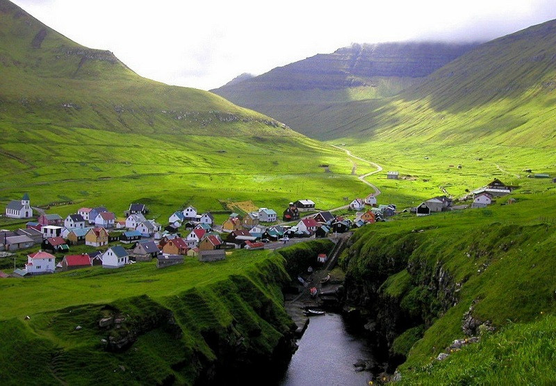 3. Đảo Faroe, Đan Mạch. Faroe là một hòn đảo nhỏ xinh đẹp của Đan Mạch với gần 50.000 dân. Tuy không biến mất nhưng rất nhiều khu vực du lịch của Faroe đã chính thức đóng cửa, không còn tiếp đón du khách kể từ năm 2020 vì việc khai thác du lịch đã làm ảnh hưởng nghiêm trọng tới cảnh quan thiên nhiên tại đây.