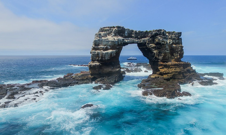 Lý do nó sụp đổ được xác định sau đó là vì hậu quả của sự xói mòn. Trước đó, khu vực này đã được UNESCO công nhận là Di sản Thế giới với hệ sinh thái biển phong phú gồm nhiều loại động - thực vật biển.