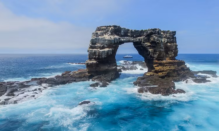 Lý do nó sụp đổ được xác định sau đó là vì hậu quả của sự xói mòn. Trước đó, khu vực này đã được UNESCO công nhận là Di sản Thế giới với hệ sinh thái biển phong phú gồm nhiều loại động - thực vật biển.