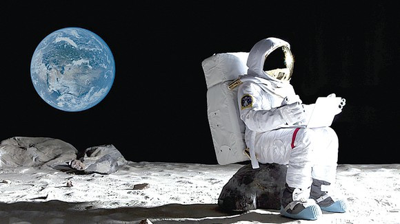 Mẫu vật lõi đất đá số 73001 trong nhiệm vụ Apollo 17 được lưu giữ theo Chương trình phân tích mẫu vật thế hệ mới Apollo của NASA.