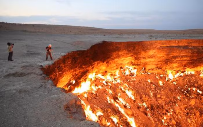 Miệng hố Darvaza nằm ở sa mạc Karakum của Turkmenistan và có đường kính hơn 60 m. Ngọn lửa lấy nhiên liệu từ khí methane ở nguồn dự trữ khổng lồ dưới lòng đất đã cháy trong miệng hố trong 5 thập kỷ qua.