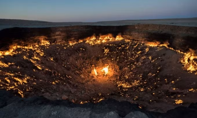 Hố lửa Darvaza, hay còn được gọi là "Cổng địa ngục" của Turkmenistan, đã thải ra khí methane vào khí quyển trong suốt 50 năm qua.