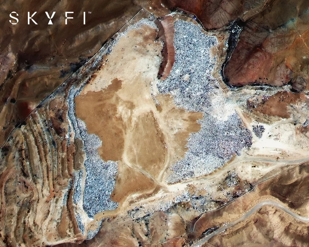 Franklin Zepeda, người sáng lập EcoFibra, một công ty tái sử dụng hàng dệt may bằng cách chế tạo các tấm cách nhiệt, chia sẻ rằng quần áo không thể được gửi đến các bãi chôn lấp của thành phố vì chúng không thể phân hủy sinh học và thường chứa các sản phẩm hóa học.