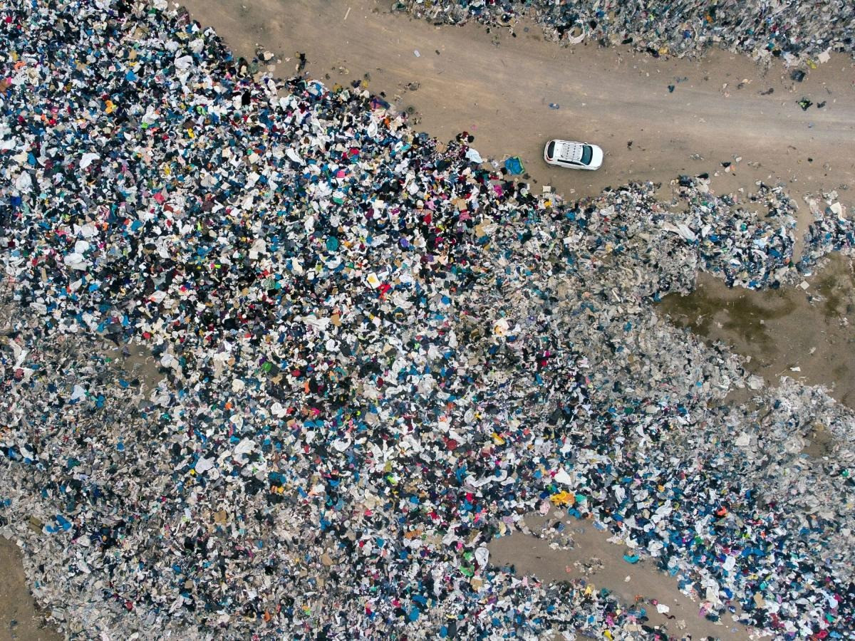 Các nhà phát triển viết: "Hình ảnh có độ phân giải 50 cm, được xếp vào loại có độ phân giải rất cao, được chụp bằng hình ảnh vệ tinh. Nó cho thấy đống rác lớn như thế nào so với thành phố phía dưới bức ảnh".