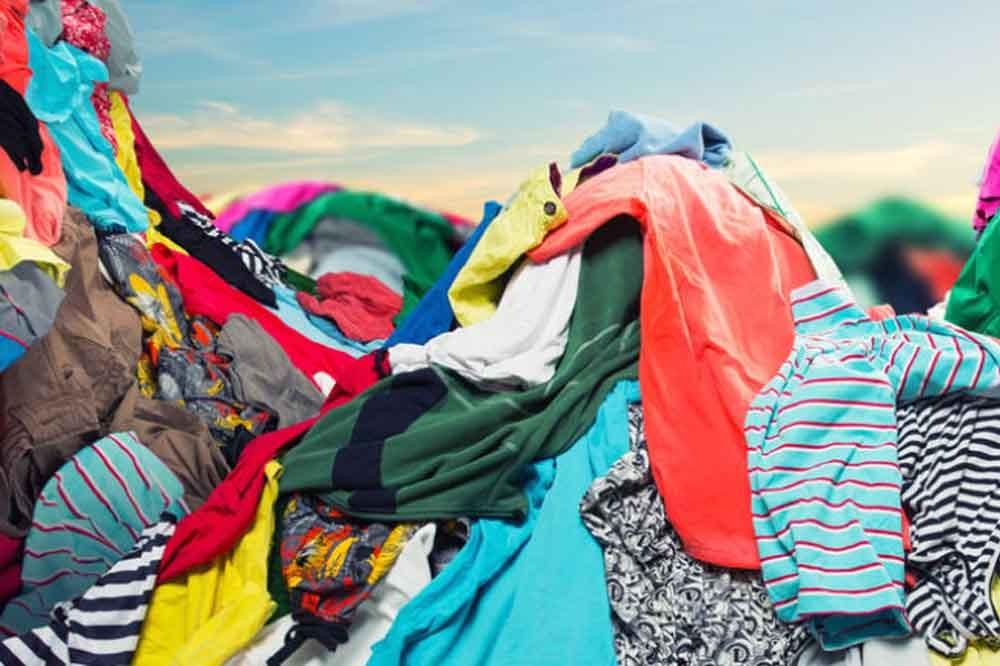 Quỹ Ellen McArthur, một tổ chức tư vấn của Vương quốc Anh, ước tính rằng mỗi giây có một xe rác quần áo được chuyển đến bãi rác.