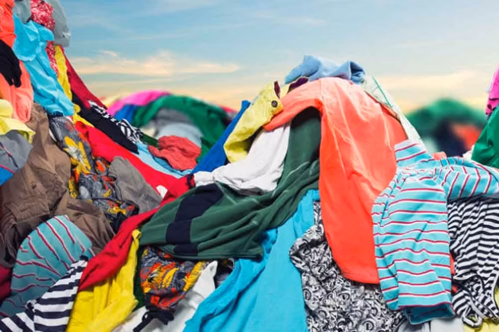 Quỹ Ellen McArthur, một tổ chức tư vấn của Vương quốc Anh, ước tính rằng mỗi giây có một xe rác quần áo được chuyển đến bãi rác.