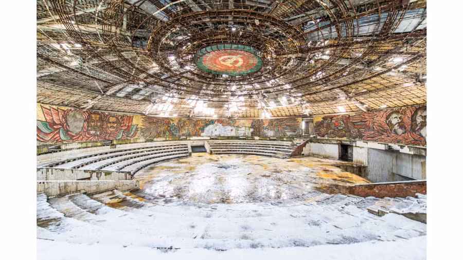 Buzludzha, công trình lich sử của Liên Xô bị bỏ hoang ở Bulgaria, là một trong những địa điểm chụp ảnh yêu thích của Veillon.