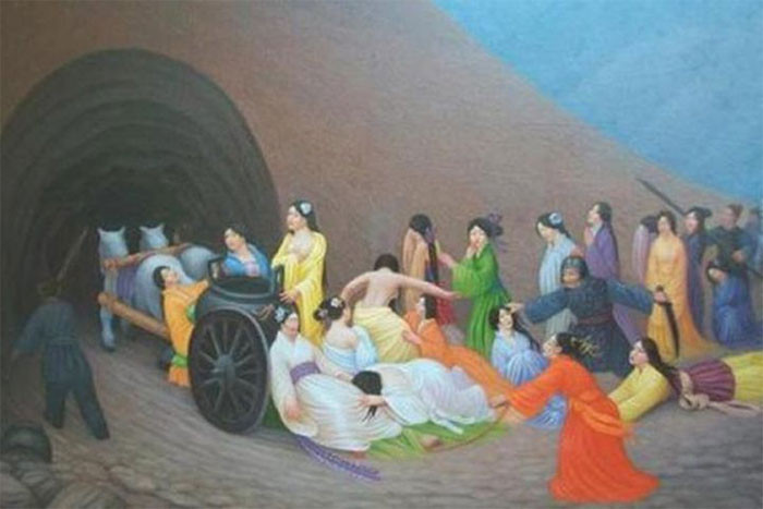 Thời Tần Thủy Hoàng bắt đầu dùng người hầu thay thế cho các phi tần nhưng không có nghĩa là tục tuẫn táng các phi tần dừng lại ở thời điểm này. Đến triều Thanh, khi Hoàng đế Thuận Trị qua đời, chỉ tính riêng phi tần cung nữ bị tuẫn táng đã có hơn 30 người.