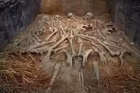 Nhìn thấy cảnh này, Khang Hi đã ra lệnh bãi bỏ chế độ tuẫn táng. Ở Trung Quốc cổ đại có hai cách tuẫn táng, thứ nhất là chôn sau khi chết, thứ hai tàn nhẫn hơn, đó là chôn khi những người đó vẫn còn sống.