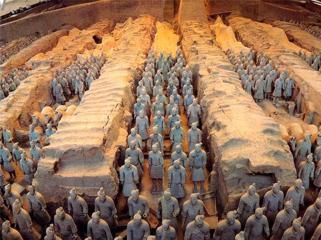 Các nhà khảo cổ từng phát hiện một ngôi mộ thời Thương tại An Dương, Hà Nam, Trung Quốc với cảnh tượng trong ngôi mộ có thể nói là vô cùng bi thảm. Trong ngôi mộ đó, những người tuẫn táng nằm ở dưới đáy, sau đó lấp đất làm nền. Sau khi mọi thứ đã sẵn sàng, mới đem chủ nhân ngôi mộ vào chôn cất.