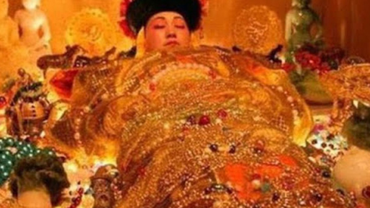  Hủ tục mai táng này ở Trung Hoa xuất phát từ quan niệm tuẫn táng là để đảm bảo rằng khi hoàng đế sang thế giới bên kia vẫn có người hầu kẻ hạ như lúc sinh thời hoặc dùng để trấn yểm.