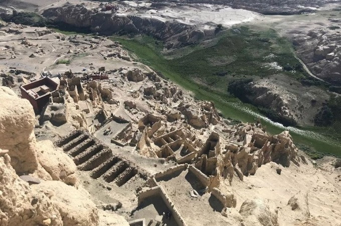 Nghiên cứu trước đây xem xét những thay đổi trong năng suất cây trồng và hạn hán trong vùng, nhưng không có bằng chứng nào về biến đổi khí hậu. Tuy nhiên, nghiên cứu mới nhất tìm thấy bằng chứng nhiệt độ ở địa phương giảm khoảng 4 độ C từ thế kỷ 14 đến thế kỷ 17, góp phần dẫn tới sản xuất hoa màu sụt giảm, kéo theo sự sụp đổ của vương quốc.