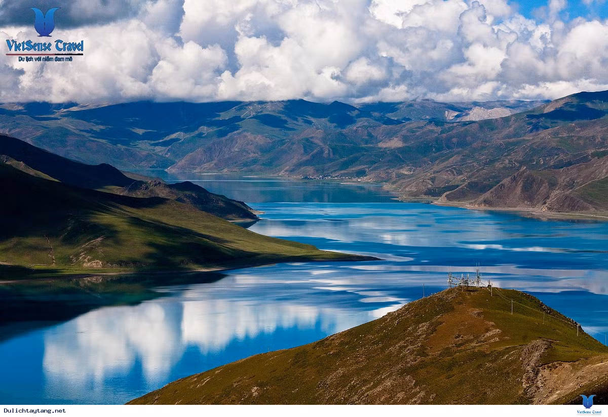 Nhóm nghiên cứu đến từ Trung Quốc, Mỹ, Hà Lan thu thập và phân tích mẫu vật trầm tích từ các hồ ở Tây Tạng nhằm hiểu rõ hơn thay đổi nhiệt độ trong lịch sử. Các nhà nghiên cứu phân tích 29 mẫu vật trầm tích bề mặt từ hồ trên cao nguyên Tây Tạng và 39 mẫu vật khác từ bộ dữ liệu đã công bố.