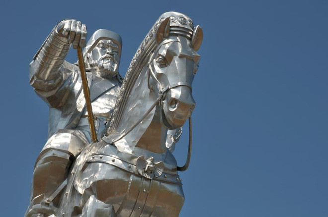 Tiêu chí của ông là mũi nhỏ, hông tròn, tóc dài mượt, môi đỏ và giọng nói du dương. Không những thế, thủ lĩnh đế chế Mông Cổ còn nạp cả vợ và con gái của kẻ địch làm thê thiếp.