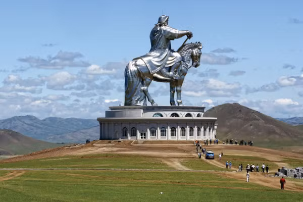 Cuộc đời của Thành Cát Tư Hãn vẫn còn rất nhiều bí ẩn chưa được giải đáp nhưng chúng ta vẫn không thể phủ nhận rằng ông là một vị tướng huyền thoại của Mông Cổ và là người đã để lại nhiều thành tựu vĩ đại về chính trị, quân sự cho nhân loại.