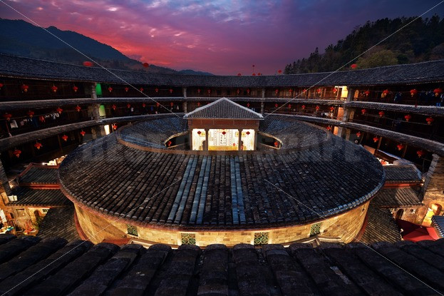 Một tulou thường khá lớn, có từ 3 đến 5 tầng với lớp gạch ở tầng trên cùng. Bên trong chòi được chia thành nhiều phòng, kho lương thực, kho vũ khí, phòng khách, phòng thờ…