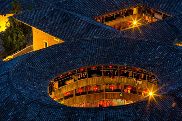 Các bức tường đất có thể dày tới 2m. Cửa sổ được làm bằng gỗ dày khoảng 5 - 6cm với lớp ngoài được gia cố bằng tôn.