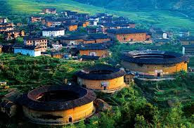 Mỗi tulou có thể được coi là một ngôi làng nhỏ hoặc một “vương quốc nhỏ” của một gia đình lớn.