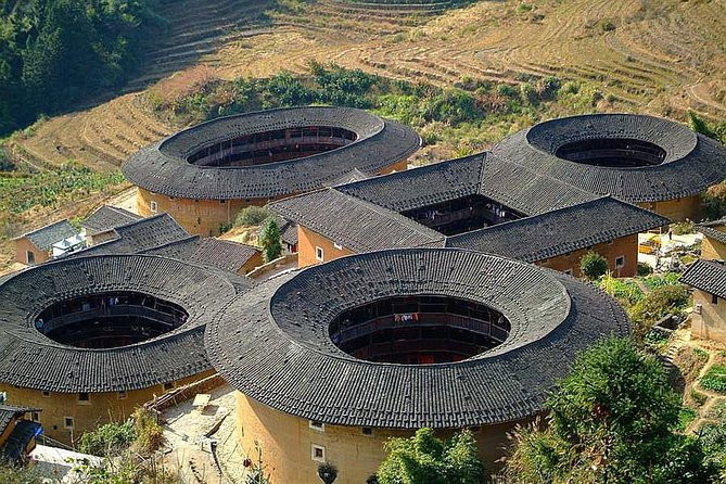 Những tulou này vững chãi hệt như những pháo đài bất khả xâm phạm. Bằng chứng là vào năm 1934, một nhóm nông dân đã chui vào một tulou để chiến đấu với một đội quân tàn bạo. Có 19 khẩu súng đã bắn vào đây liên tiếp trong thời gian dài nhưng chỉ tạo ra các vết lõm nhỏ.