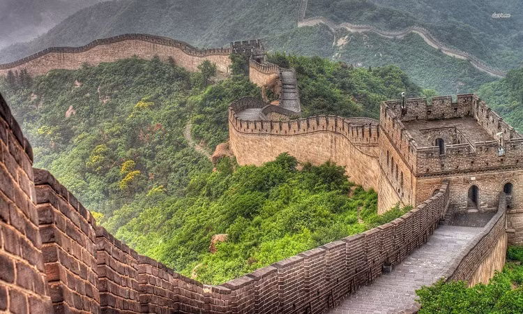 Các triều đại sau đó tiếp tục công việc xây dựng và thêm vào đó những bản sắc riêng của họ. Công việc này kéo dài suốt 1800 năm. Toàn bộ tường thành không phải là một cấu trúc nhất quán, trong khi nhiều người nghĩ rằng Vạn Lý Trường Thành là một cấu trúc lâu dài không bị gián đoạn.