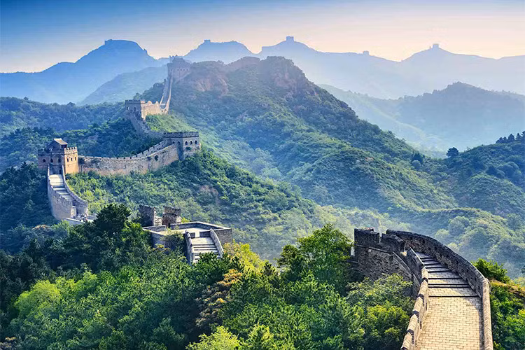  Bức tường tưởng nhớ các nhân vật huyền thoại: Bao quanh bức tường là các đền thờ và sự tưởng nhớ các nhân vật trong lịch sử Trung Quốc như đền Quan Vũ và nhiều đền thờ khác nhau bày tỏ lòng kính trọng đối với 4 vị Thiên Vương của Phật giáo.