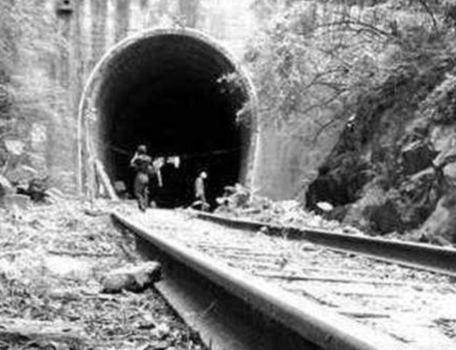 106 người trên tàu, trừ người em trai và một bé gái đã nhảy xuống, 104 người còn lại đều biến mất. Chính quyền địa phương đã tiến hành kiểm tra và khám xét kỹ lưỡng đường hầm nhưng ngạc nhiên là họ thậm chí không tìm thấy bất cứ dấu vết nào do tàu để lại và lối vào đường hầm sau đó đã bị chặn lại. 