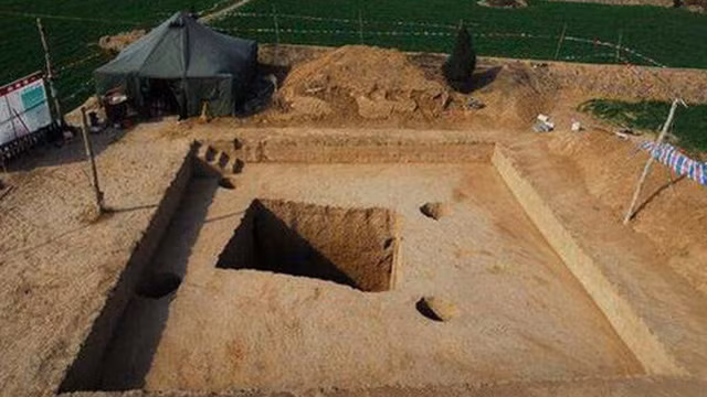 87 năm trước, xương cốt của Gogol được chôn cất tại nghĩa trang Danilov ở Matxcova. Trong một lần khai quật thi thể của ông, người ta phát hiện phần hộp sọ đã "không cánh mà bay". 