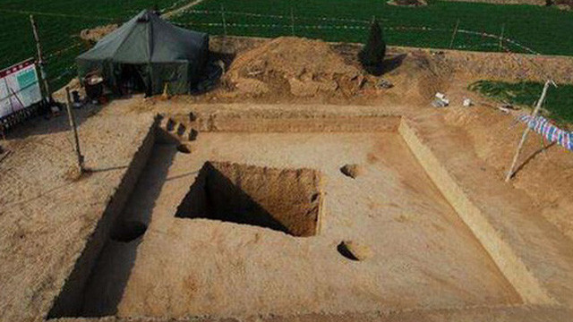 87 năm trước, xương cốt của Gogol được chôn cất tại nghĩa trang Danilov ở Matxcova. Trong một lần khai quật thi thể của ông, người ta phát hiện phần hộp sọ đã "không cánh mà bay". 