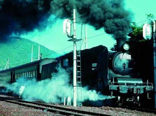 Khi nó xuất hiện lần nữa từ hư không, ông ta đã nhảy lên toa cuối cùng dưới sự theo dõi của một số nhân chứng, thế nhưng sau đó đoàn tàu lại nhanh chóng biến mất, và nhà khoa học muốn giải mã bí ẩn về chuyến tàu ma bí ẩn này cũng biến mất cùng với chuyến tàu kỳ lạ và không có tin tức gì từ đó đến nay.