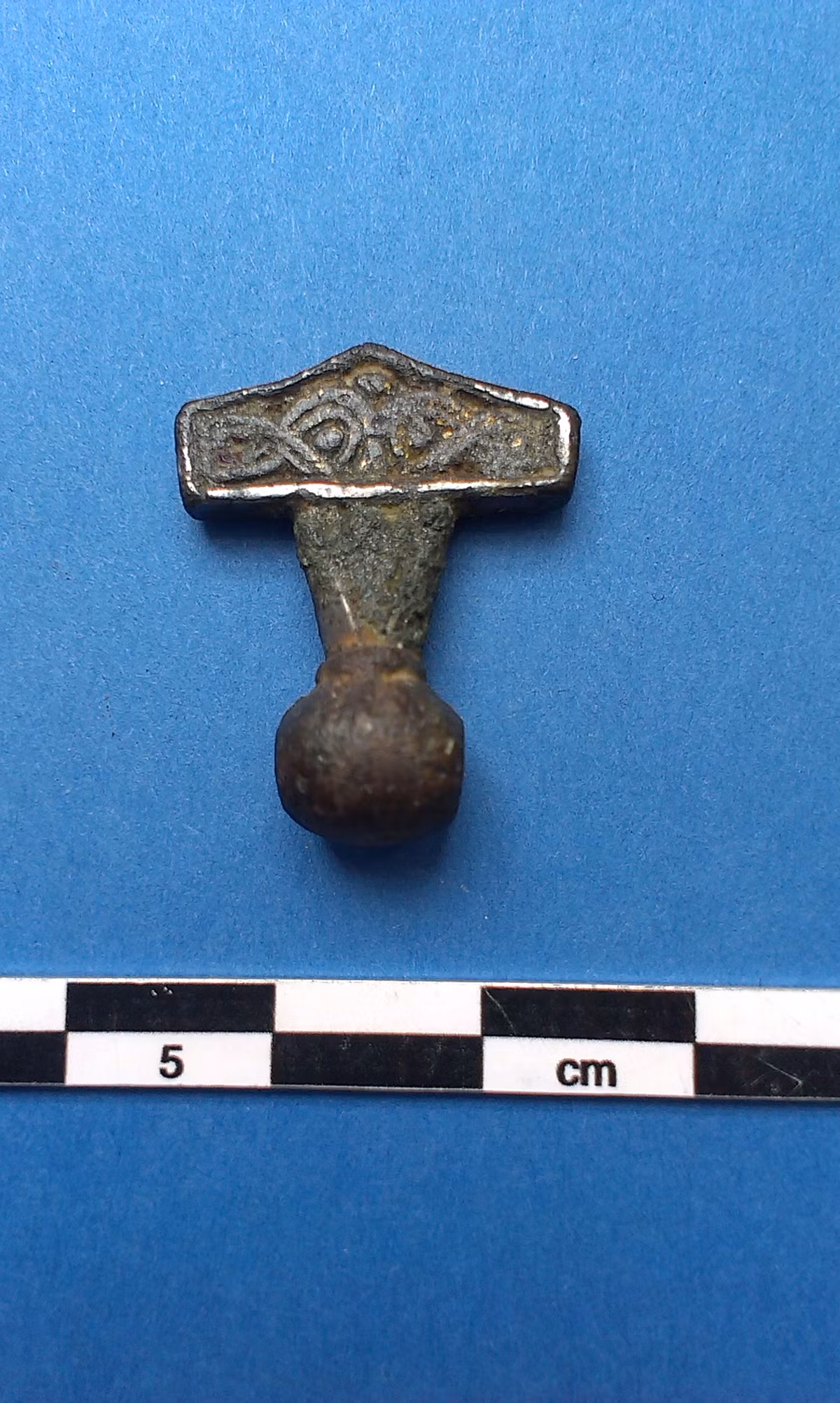 "Đó rất có thể là biểu hiện không muốn từ bỏ đạo Asatro, một tôn giáo Bắc Âu cổ đại, khi Cơ đốc giáo (Kitô giáo) đến bán đảo Scandinavia", Wranning giải thích. Do đó, có thể suy đoán rằng khoảng 1.000 năm trước, người Viking đang chống lại Cơ đốc giáo nên đã đeo chiếc bùa hộ mệnh này để bảo vệ bản thân.