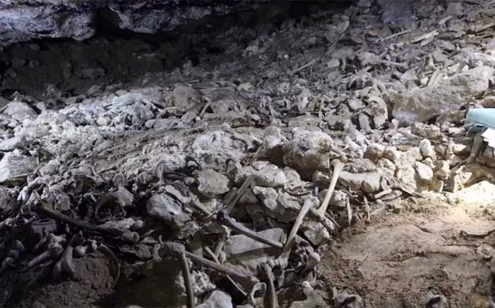 Đến nay, nhóm khảo cổ đã phát hiện ít nhất 100 bộ xương người và 350 bộ xương động vật tại Dingqiong. Xác định niên đại cho thấy cụm hang động có tuổi từ 1.700 đến 2.300 năm.