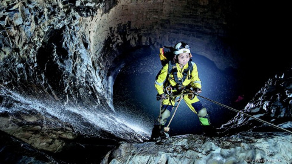 "Phần khó nhất là đi xuống một trục sâu hàng chục mét. Vì vậy, chúng tôi phải dùng đến công nghệ dây cáp đơn để giúp mọi người lên xuống", nhà thám hiểm hang động Wang Deyuan từ Viện Tài nguyên Núi Quý Châu cho biết.