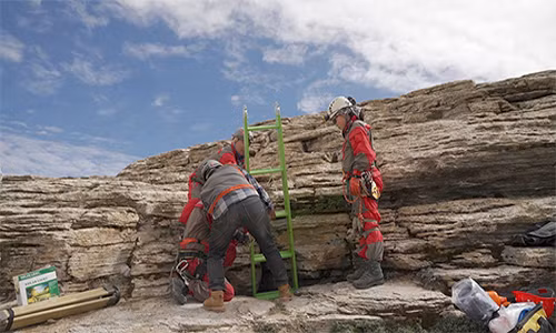 Các nhà khoa học Trung Quốc đã đi sâu vào một cụm hang động đá vôi ở độ cao khoảng 5.000 m so với mực nước biển tại khu tự trị Tây Tạng, tây nam Trung Quốc và khai quật được số lượng xương người cùng xương động vật nhiều chưa từng có trong lịch sử khảo cổ của khu vực này.