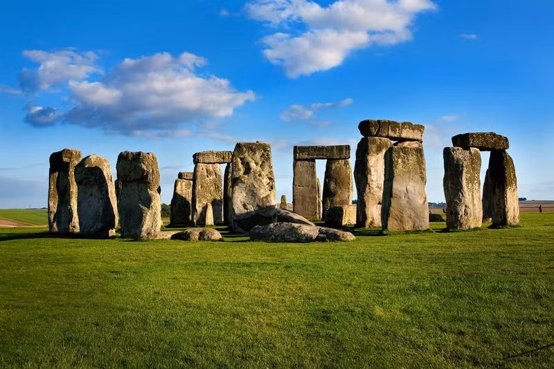5. Công trình đá Stonehenge. Stonehenge đứng sừng sững một cách bí ẩn trên đồng bằng Salisbury ở Wiltshire, Anh. Công trình kiến trúc này bao gồm nhiều cột đá lớn (mỗi cột nặng 6 tấn) đã được chạm khắc và xếp thành vòng tròn chồng lên nhau. Các nhà khảo cổ học cho rằng, công trình này được xây dựng từ năm 2500 - 3000 TCN và người dân địa phương Neolithic đã xây dựng nó.