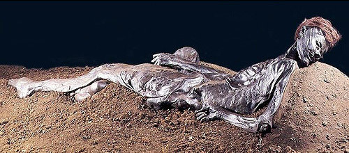 Những vết tích đáng sợ này khiến các nhà khoa học phải đặt giả thiết rằng họ là nạn nhân của một nghi thức cúng tế của người xưa.