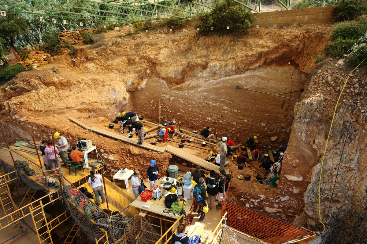 Địa điểm khảo cổ Atapuerca được UNESCO đưa vào danh sách Di sản Thế giới vào năm 2000, giúp nó nhận được các nguồn tài trợ bảo tồn của Liên Hợp Quốc.