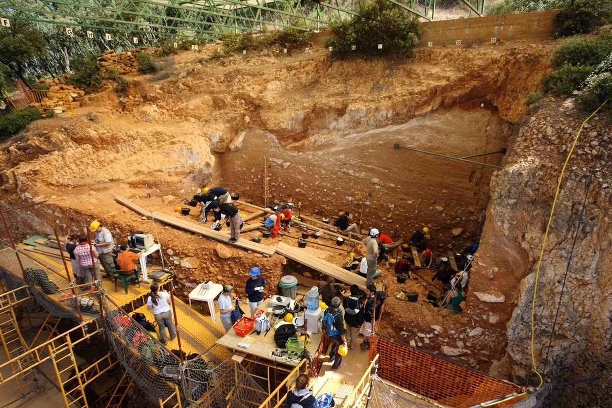 Địa điểm khảo cổ Atapuerca được UNESCO đưa vào danh sách Di sản Thế giới vào năm 2000, giúp nó nhận được các nguồn tài trợ bảo tồn của Liên Hợp Quốc.