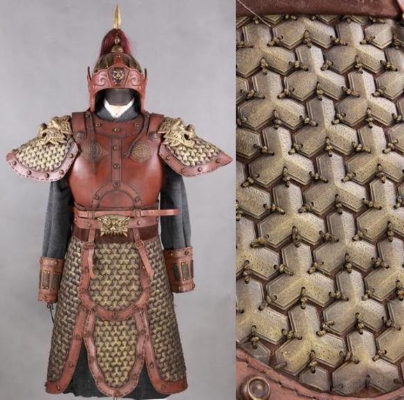 Vai trò thứ ba là truyền tải thông tin. Chúng ta thường có thể thấy một cảnh trong các bộ phim truyền hình có cảnh trên mũ của tướng quân thường được thắt một số tua màu đỏ.