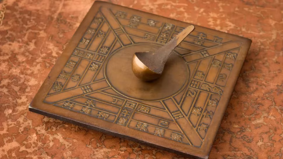 La bàn đầu tiên được phát minh ở Trung Quốc trong triều đại nhà Hán giữa thế kỷ thứ 2 trước Công nguyên và được làm bằng đá vôi. Tuy nhiên, nó được sử dụng để điều hướng lần đầu tiên vào thời nhà Tống, giữa thế kỷ 11 và 12.