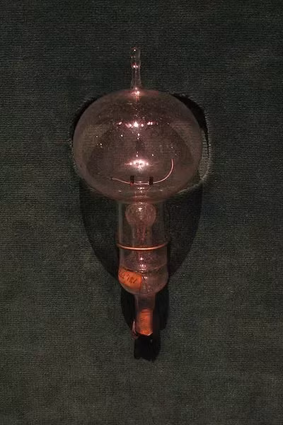 Thứ bảy: bóng đèn. Việc phát minh ra bóng đèn đã thay đổi thế giới của chúng ta bằng cách loại bỏ sự phụ thuộc của con người vào ánh sáng tự nhiên, cho phép chúng ta làm việc hiệu quả bất cứ lúc nào, dù là ngày hay đêm.