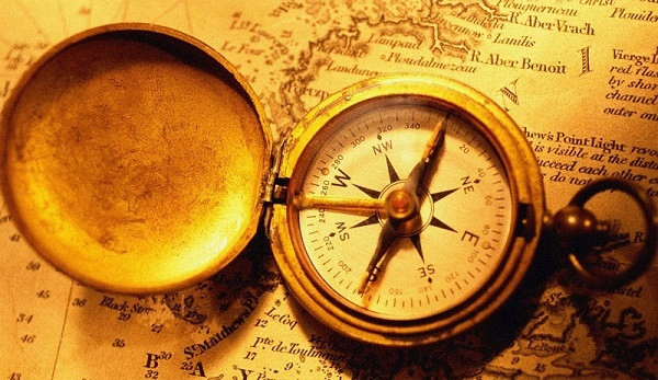 Thứ ba: La bàn. Ngày xưa, các nhà thủy quân lục chiến cổ đại sử dụng các vì sao để điều hướng, nhưng phương pháp này không hoạt động vào ban ngày hoặc vào những đêm nhiều mây, gây nguy hiểm lớn trong những chuyến đi.