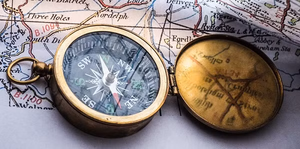 Ngay sau đó, la bàn lập tức được vận chuyển sang phương Tây qua đường biển. La bàn cho phép các thủy thủ điều hướng an toàn khi xa đất liền, mở ra thế giới mới về sự phát triển sau này của thương mại toàn cầu.