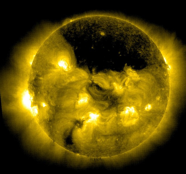 Vụ nổ vết đen Mặt Trời AR2987 hôm 11/4 đã giải phóng lượng lớn năng lượng dưới dạng bức xạ, đồng thời dẫn đến sự phun trào nhật hoa (CME).