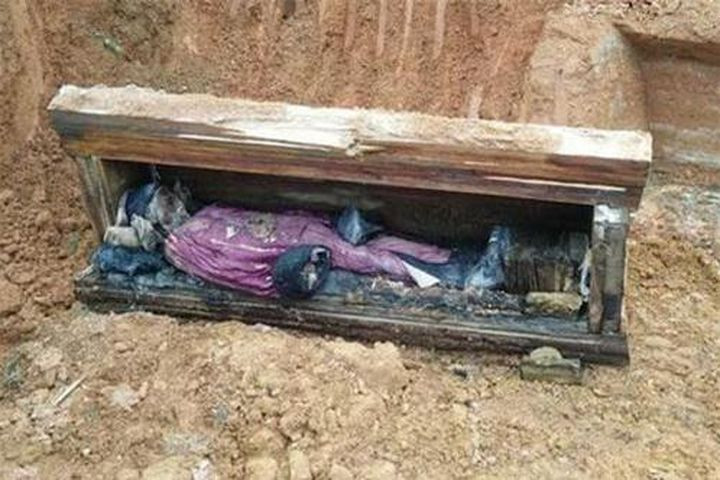 2. Ngôi mộ cổ chứa thi thể nam nhân bọc trong quần áo nguyên vẹn. Vào sáng ngày 30/8/2017, nhóm công nhân đang tiến hành xây dựng một công trình ở huyện An Hóa tỉnh Hồ Nam, Trung Quốc, thì phát hiện một ngôi mộ cổ nằm dưới lòng đất.