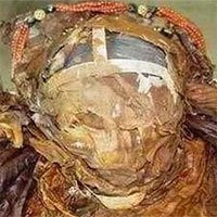 5. Hài cốt nữ nhân đội vương miện trong lăng mộ cổ nghìn năm. Ngày 8/3/2003, các công nhân mỏ đá đang làm việc tích cực tại chân núi Turki, thành phố Thông Liêu, khu tự trị Nội Mông Cổ (Trung Quốc) nhìn thấy hòn đá màu đỏ và nghi ngờ rằng đó là mộ cổ nghìn năm.